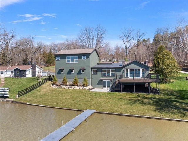 12475 Oakwood Shores Street, Wayland, MI 49348