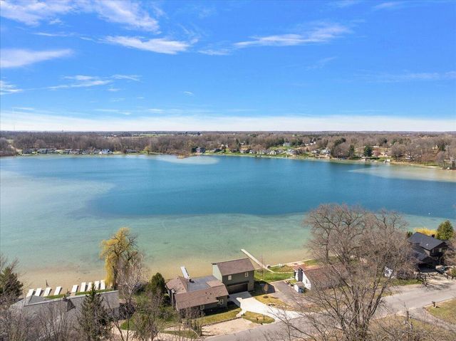12475 Oakwood Shores Street, Wayland, MI 49348
