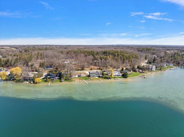 12475 Oakwood Shores Street, Wayland, MI 49348