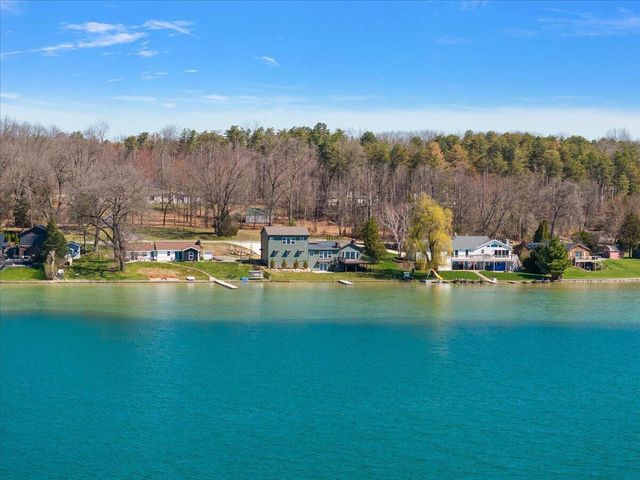 12475 Oakwood Shores Street, Wayland, MI 49348