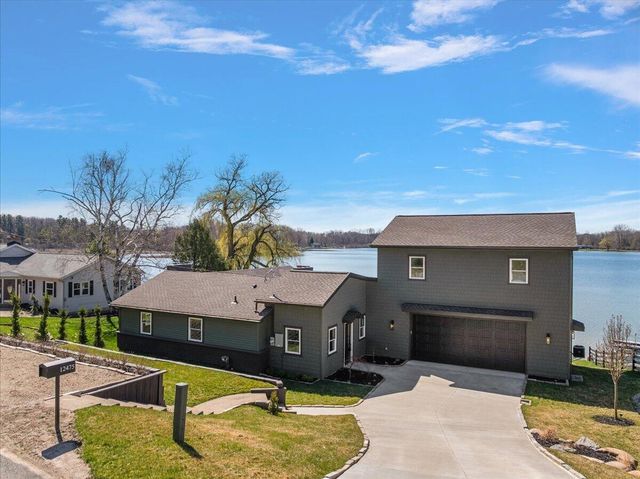 12475 Oakwood Shores Street, Wayland, MI 49348