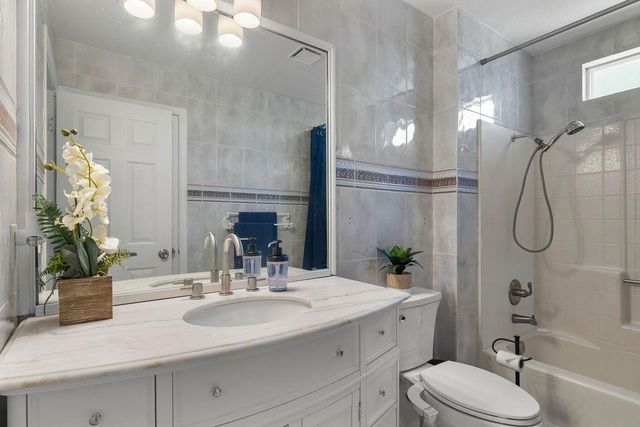 1521 Dezzani Ln, Modesto, CA 95358