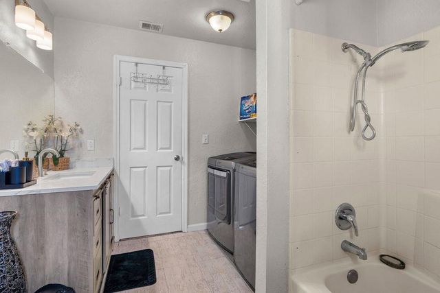 1521 Dezzani Ln, Modesto, CA 95358