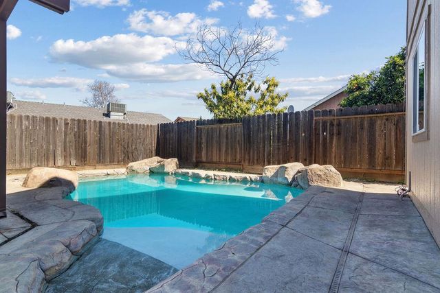 1521 Dezzani Ln, Modesto, CA 95358