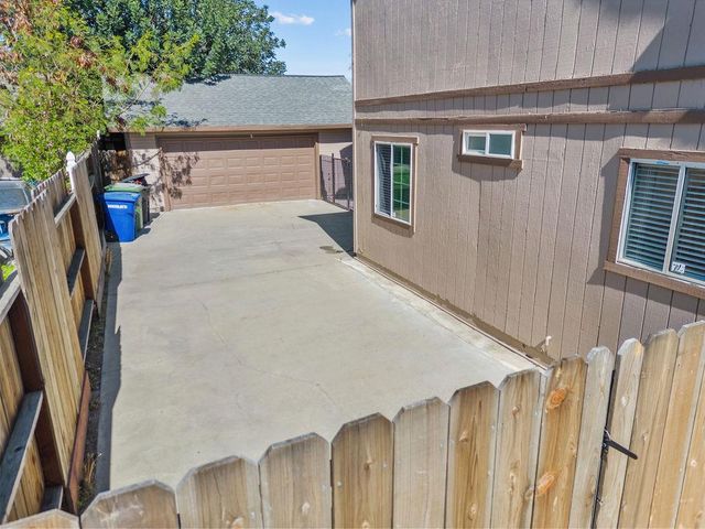 1521 Dezzani Ln, Modesto, CA 95358