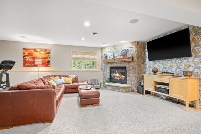 1869 White Oak Drive, Chaska, MN 55318