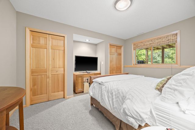 1869 White Oak Drive, Chaska, MN 55318
