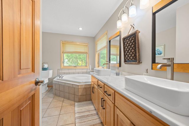 1869 White Oak Drive, Chaska, MN 55318
