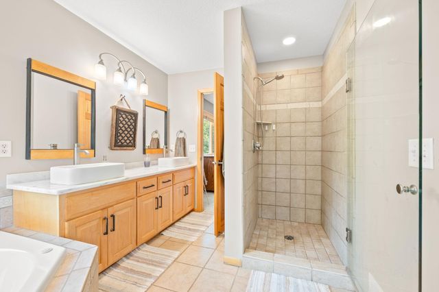 1869 White Oak Drive, Chaska, MN 55318