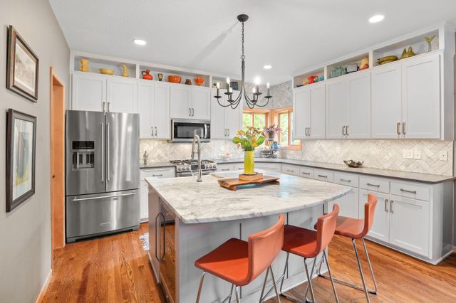 1869 White Oak Drive, Chaska, MN 55318