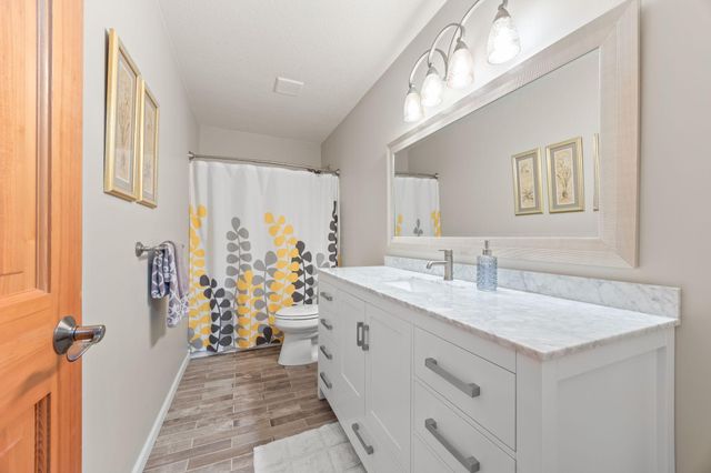 1869 White Oak Drive, Chaska, MN 55318