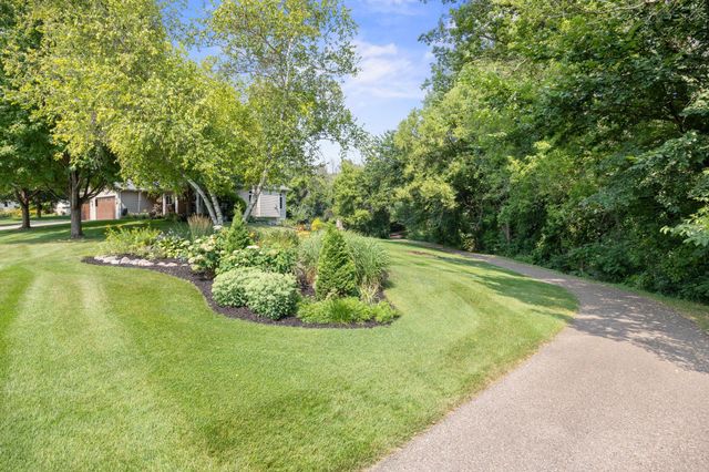 1869 White Oak Drive, Chaska, MN 55318