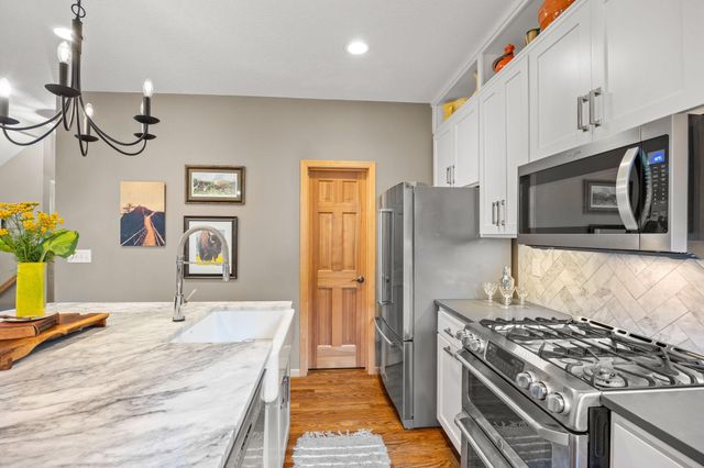 1869 White Oak Drive, Chaska, MN 55318