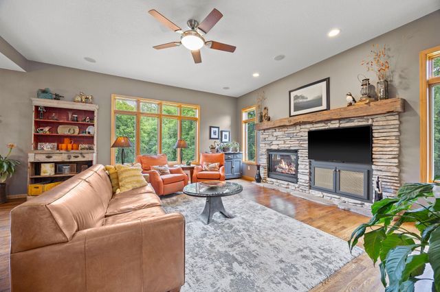 1869 White Oak Drive, Chaska, MN 55318