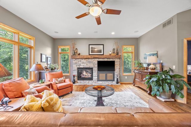 1869 White Oak Drive, Chaska, MN 55318