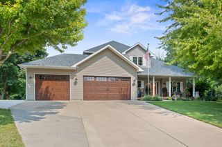 1869 White Oak Drive, Chaska, MN 55318