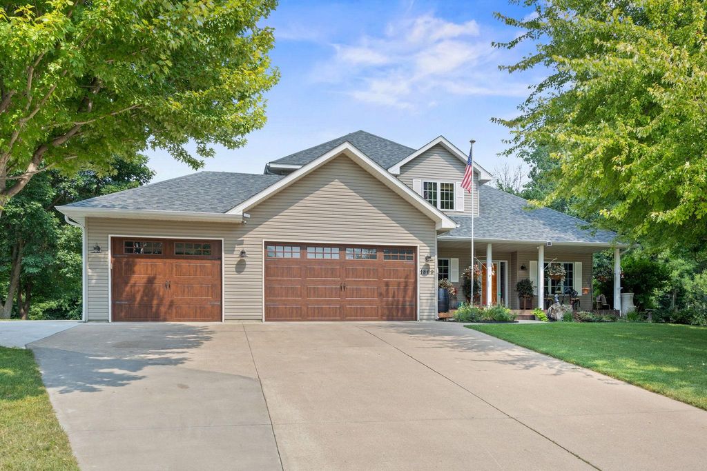 1869 White Oak Drive, Chaska, MN 55318
