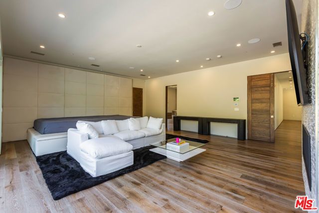 4607 Vanalden Avenue, Tarzana (los Angeles), CA 91356