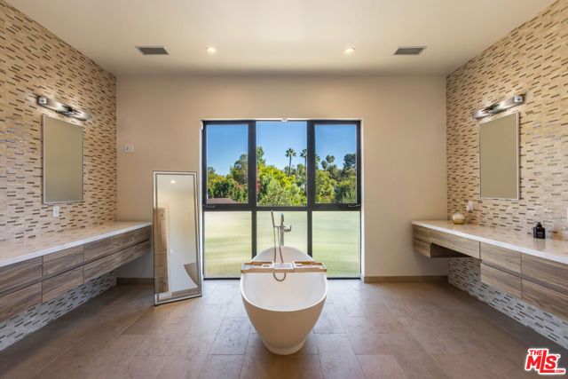 4607 Vanalden Avenue, Tarzana (los Angeles), CA 91356