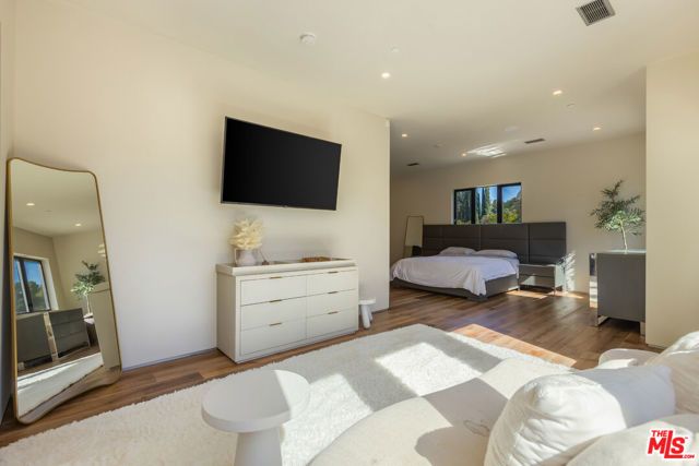 4607 Vanalden Avenue, Tarzana (los Angeles), CA 91356