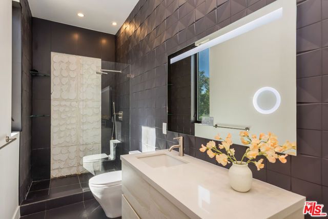 4607 Vanalden Avenue, Tarzana (los Angeles), CA 91356