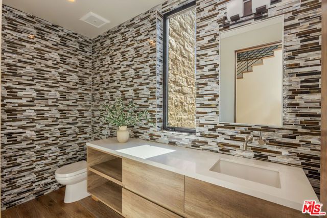 4607 Vanalden Avenue, Tarzana (los Angeles), CA 91356