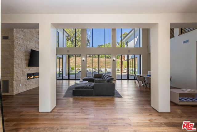 4607 Vanalden Avenue, Tarzana (los Angeles), CA 91356