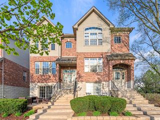 265 N WILMETTE Avenue, Westmont, IL 60559