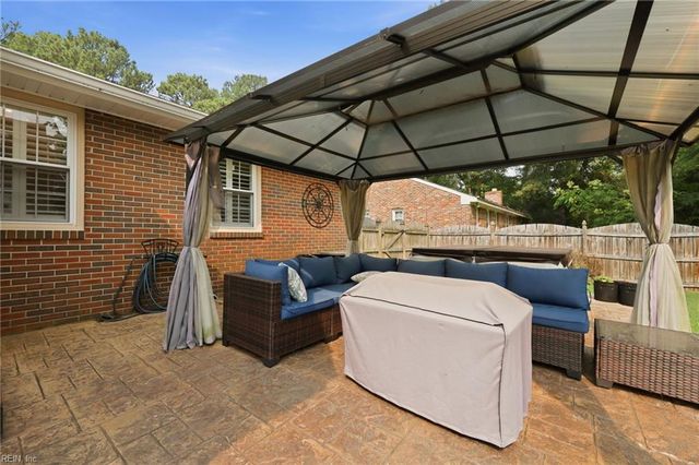 2813 Meadow Wood E DR, Chesapeake, VA 23321