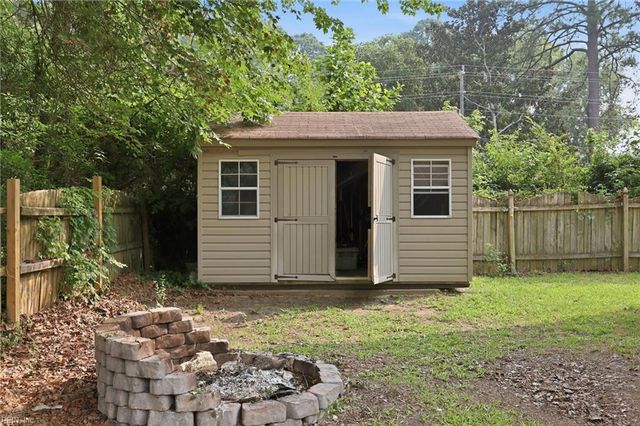 2813 Meadow Wood E DR, Chesapeake, VA 23321