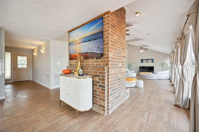 911 Brook Forest Drive, Conroe, TX 77385