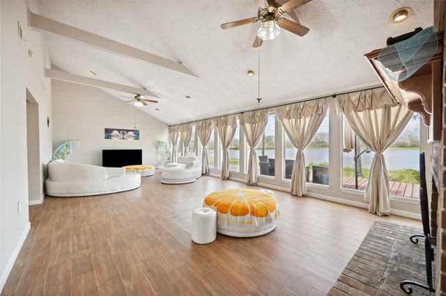 911 Brook Forest Drive, Conroe, TX 77385