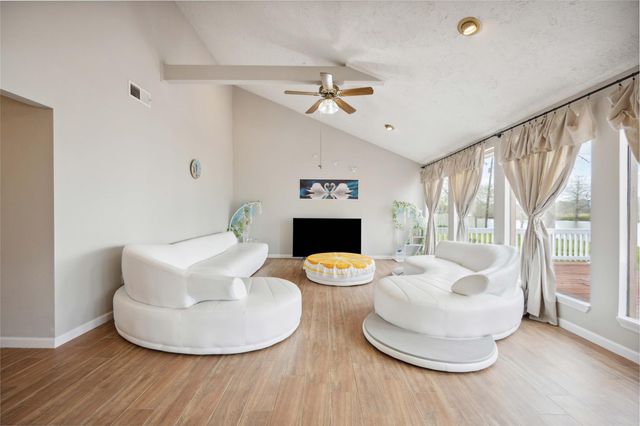 911 Brook Forest Drive, Conroe, TX 77385