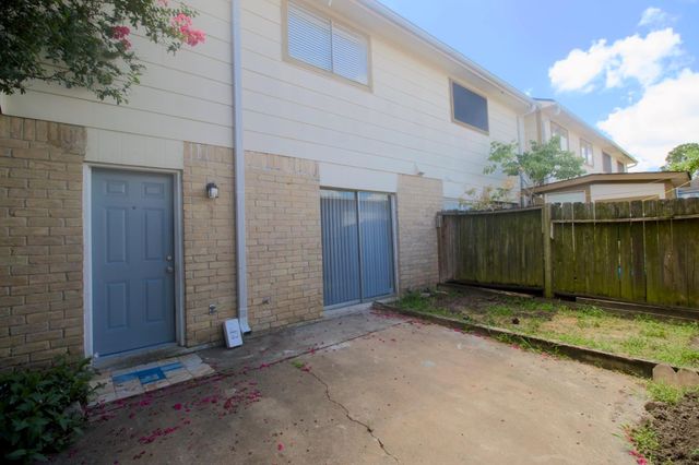 6393 S Briar Bayou Drive, Houston, TX 77072