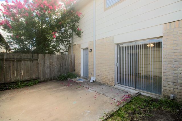 6393 S Briar Bayou Drive, Houston, TX 77072