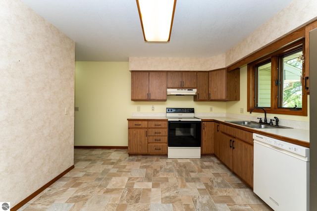 240 Peachwood Lane, Mt Pleasant, MI 48858
