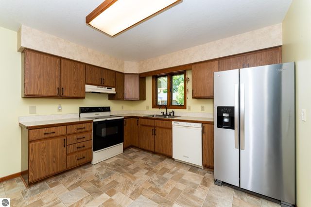 240 Peachwood Lane, Mt Pleasant, MI 48858