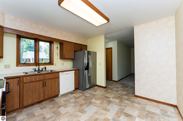 240 Peachwood Lane, Mt Pleasant, MI 48858