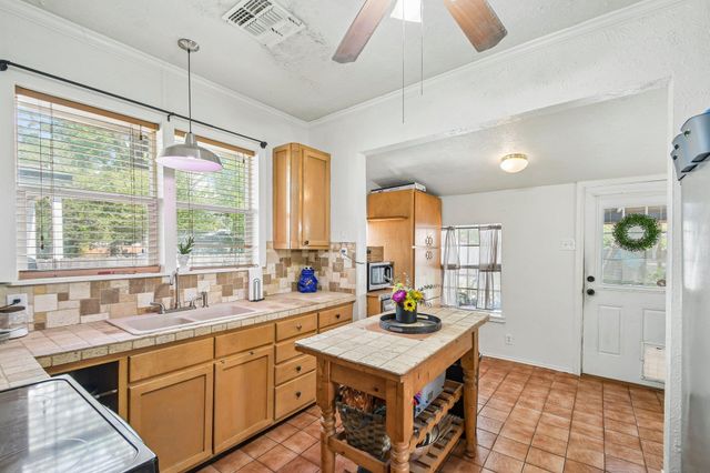 802 Hudgins ST, Smithville, TX 78957