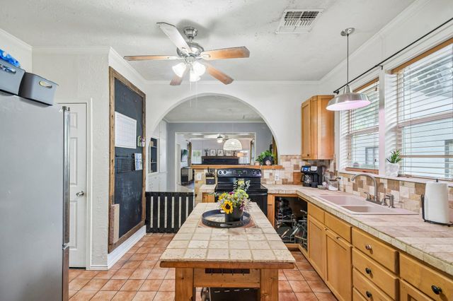 802 Hudgins ST, Smithville, TX 78957