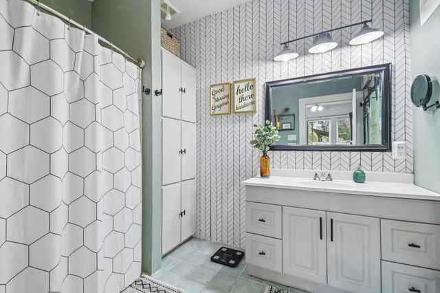 802 Hudgins ST, Smithville, TX 78957