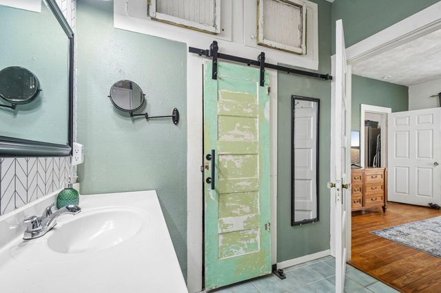 802 Hudgins ST, Smithville, TX 78957