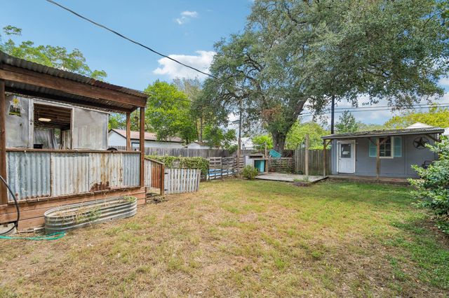 802 Hudgins ST, Smithville, TX 78957