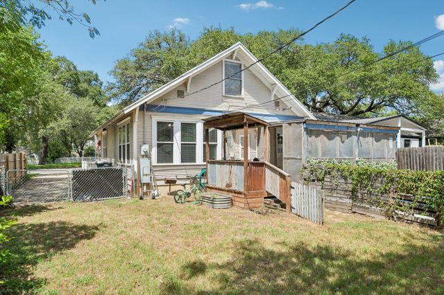 802 Hudgins ST, Smithville, TX 78957