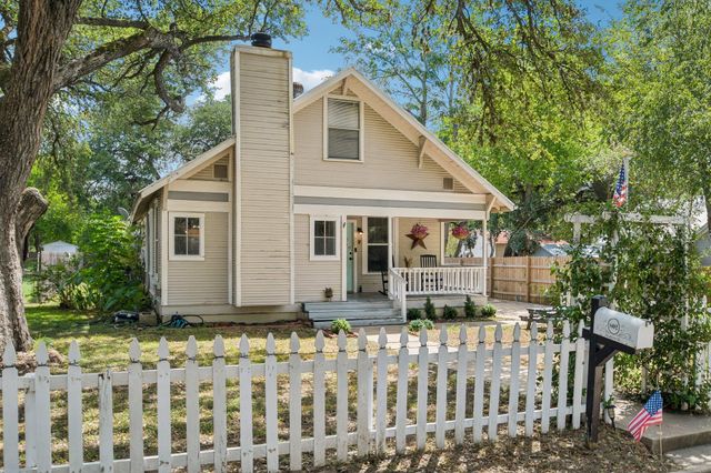 802 Hudgins ST, Smithville, TX 78957