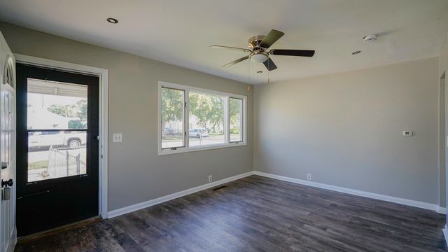 2729 AVENUE F, Council Bluffs, IA 51501