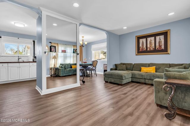 1233 Pacific Avenue, Beachwood, NJ 08722