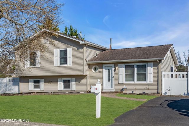 1233 Pacific Avenue, Beachwood, NJ 08722