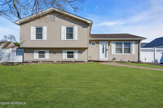 1233 Pacific Avenue, Beachwood, NJ 08722