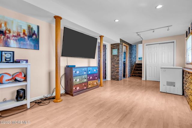 1233 Pacific Avenue, Beachwood, NJ 08722